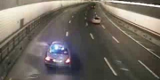 Автомобиль почти врезается в туннель в Бостоне